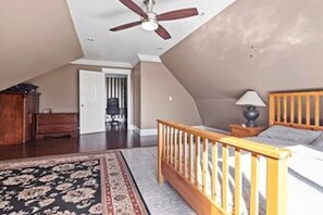 4 bedrooms, iron/ironing board, WiFi, bed sheets - Full Private Cozy Home on an Private Acre (Abbotsford)