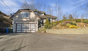 Exterior - Full Private Cozy Home on an Private Acre (Abbotsford)