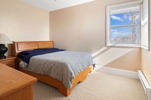 4 bedrooms, iron/ironing board, WiFi, bed sheets - Full Private Cozy Home on an Private Acre (Abbotsford)