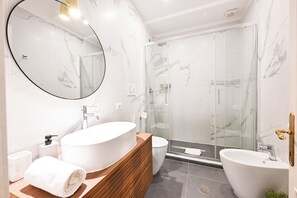 Dusj, hårføner, bidé og såpe