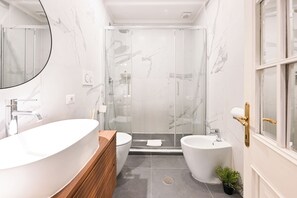 Shower, hair dryer, bidet, soap - Charming Apartment near Spanish Steps (Roma)
