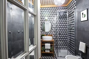 Shower, hair dryer, bidet, soap - Charming Apartment near Spanish Steps (Roma)