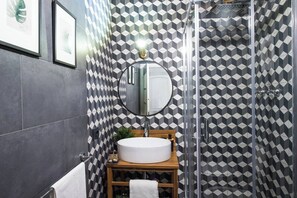 Shower, hair dryer, bidet, soap - Charming Apartment near Spanish Steps (Roma)