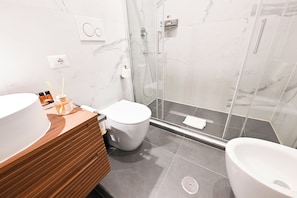 Shower, hair dryer, bidet, soap - Charming Apartment near Spanish Steps (Roma)