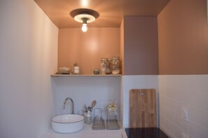 Superior Studio, Courtyard View | Private kitchen - Le Bivouac - Toulouse (Toulouse)