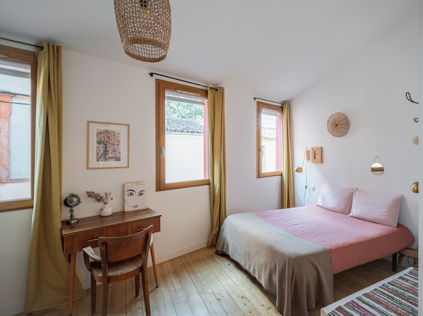 Laptop workspace, free WiFi, bed sheets