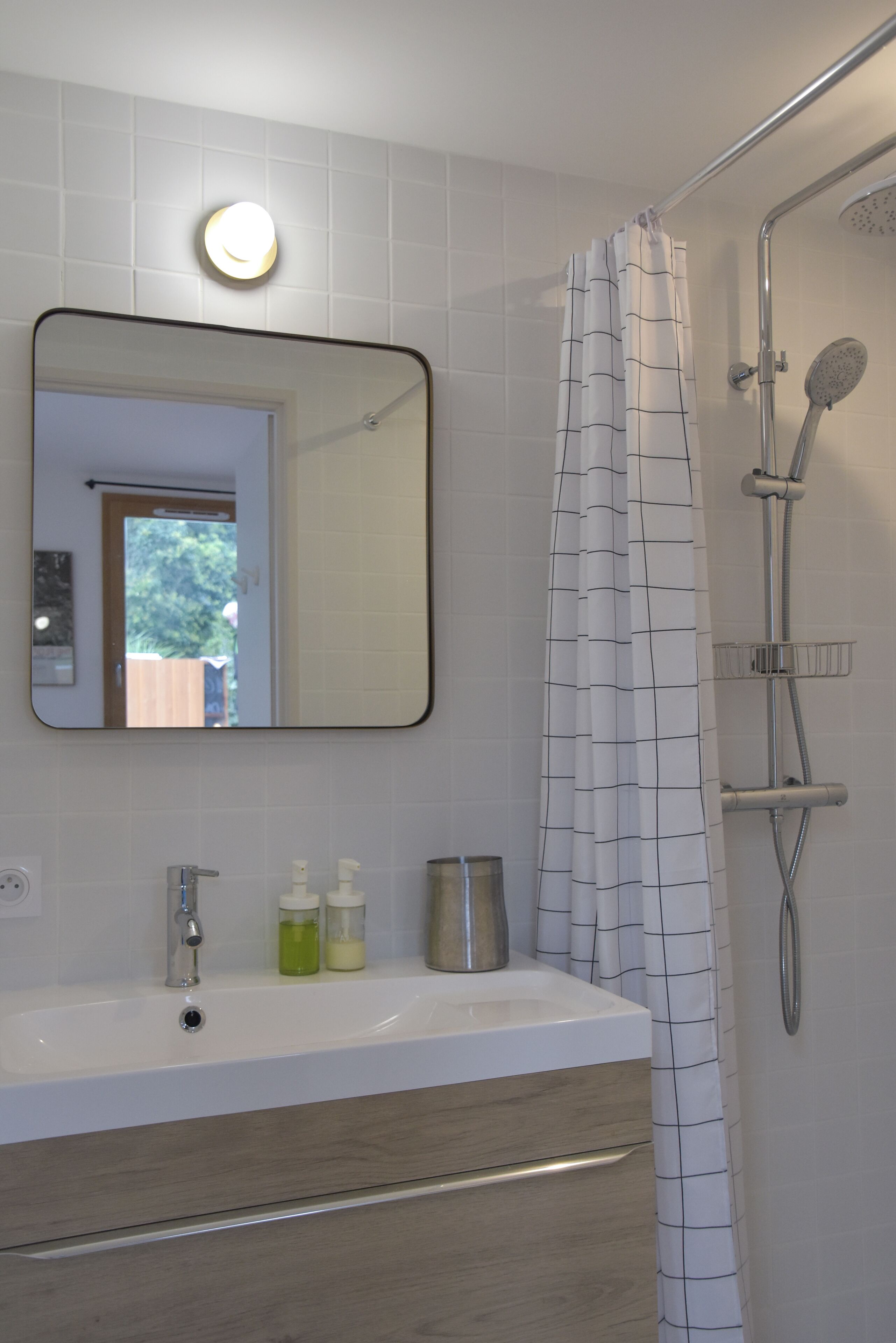 Studio supérieur, vue sur la cour intérieure | Salle de bain | Douche, séchoir à cheveux, serviettes fournies, savon