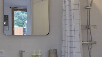 Studio supérieur, vue sur la cour intérieure | Salle de bain | Douche, séchoir à cheveux, serviettes fournies, savon