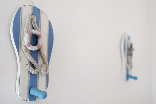 Ein an der Wand befestigtes Objekt mit Seilen und einem Rettungsring.