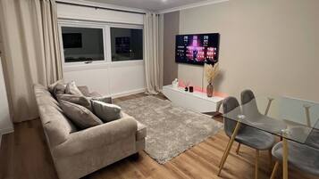 Apartment, 2 Bedrooms, City View | Living room