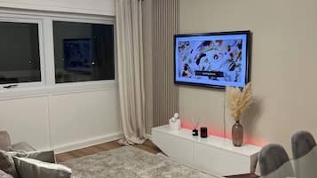 Apartment, 2 Bedrooms, City View | Living room