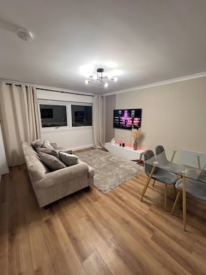 Apartamento, 2 habitaciones, vistas a la ciudad | Sala de estar