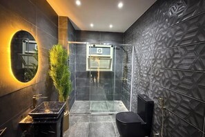 Dusj, håndklær, såpe og toalettpapir