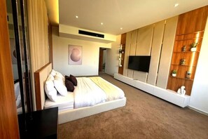 Een strijkplank/strijkijzer, wifi, beddengoed