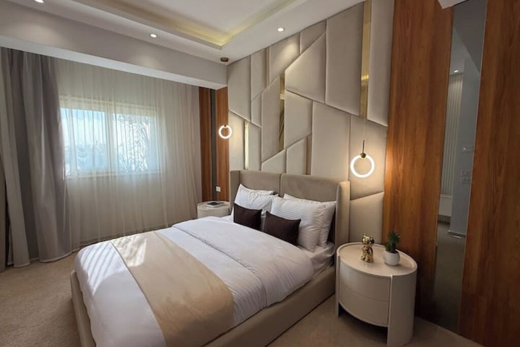 Tabla de planchar con plancha, wifi y ropa de cama 