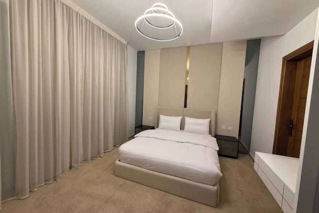 6 bedrooms, iron/ironing board, WiFi, bed sheets