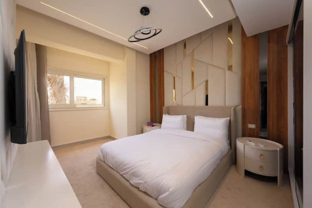 6 bedrooms, iron/ironing board, WiFi, bed sheets