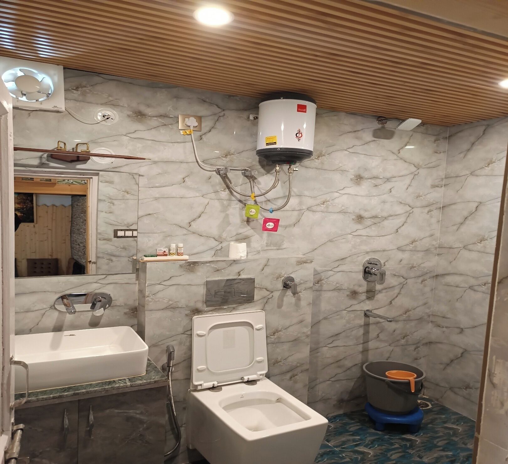 毛巾、肥皂、洗发水、卫生纸