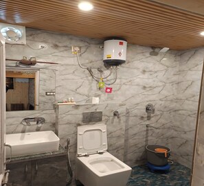 Towels, soap, shampoo, toilet paper - Shree Guru Homestay (Kosiyakutoli)