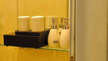 Deluxe Studio, Patio, City View | Bathroom