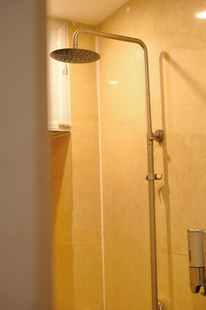Deluxe-Studio, Terrasse, Stadtblick | Badezimmer | Dusche