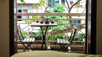 Deluxe Studio, Patio, City View | Outdoor dining
