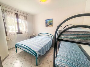 3 habitaciones, cuna de viaje y ropa de cama 