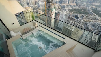 Apartamento luxo, sacada, vista para a cidade | Piscina particular