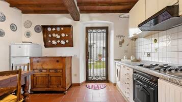Coffee/tea maker, fridge, oven, stovetop