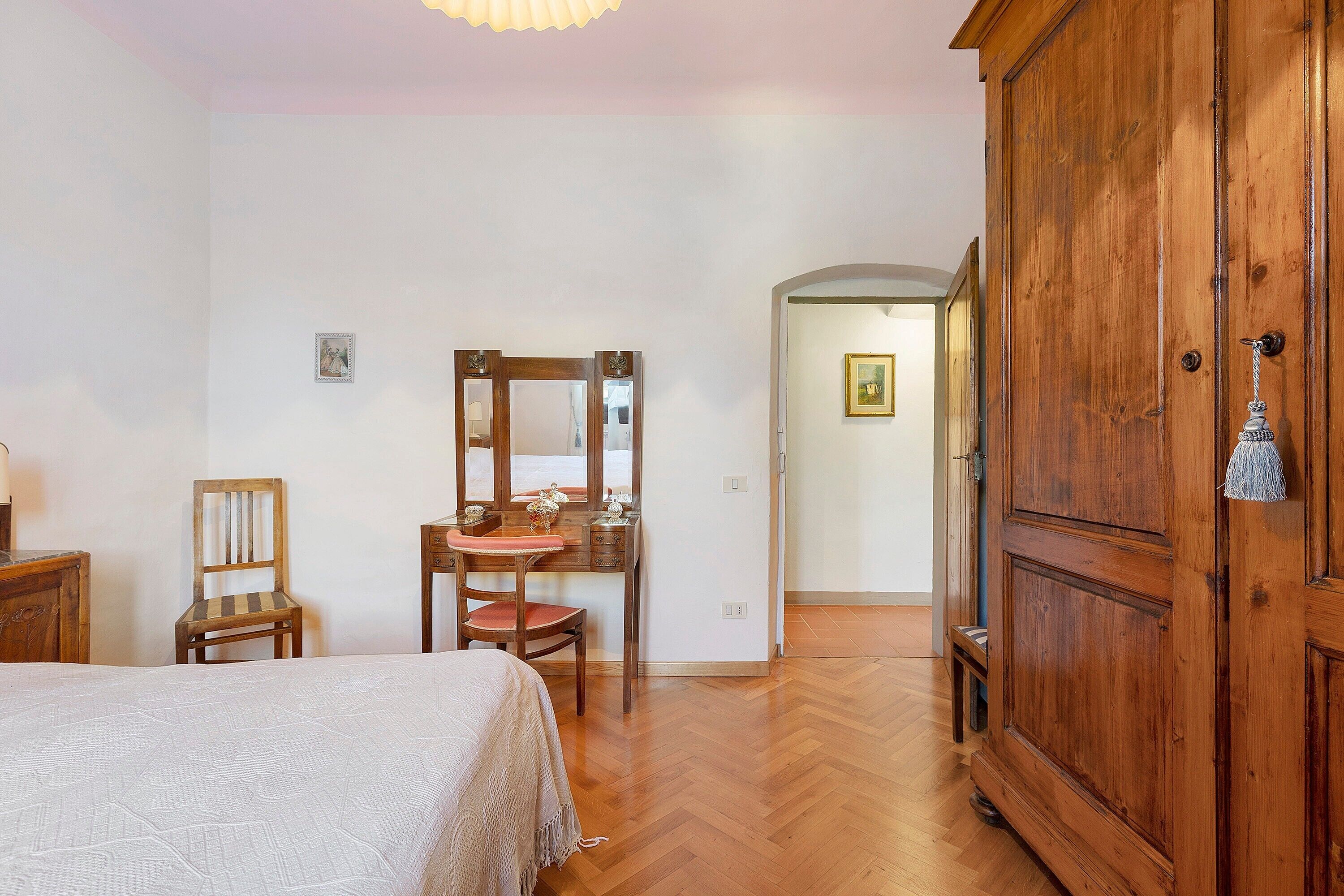 Desk, iron/ironing board, WiFi, bed sheets