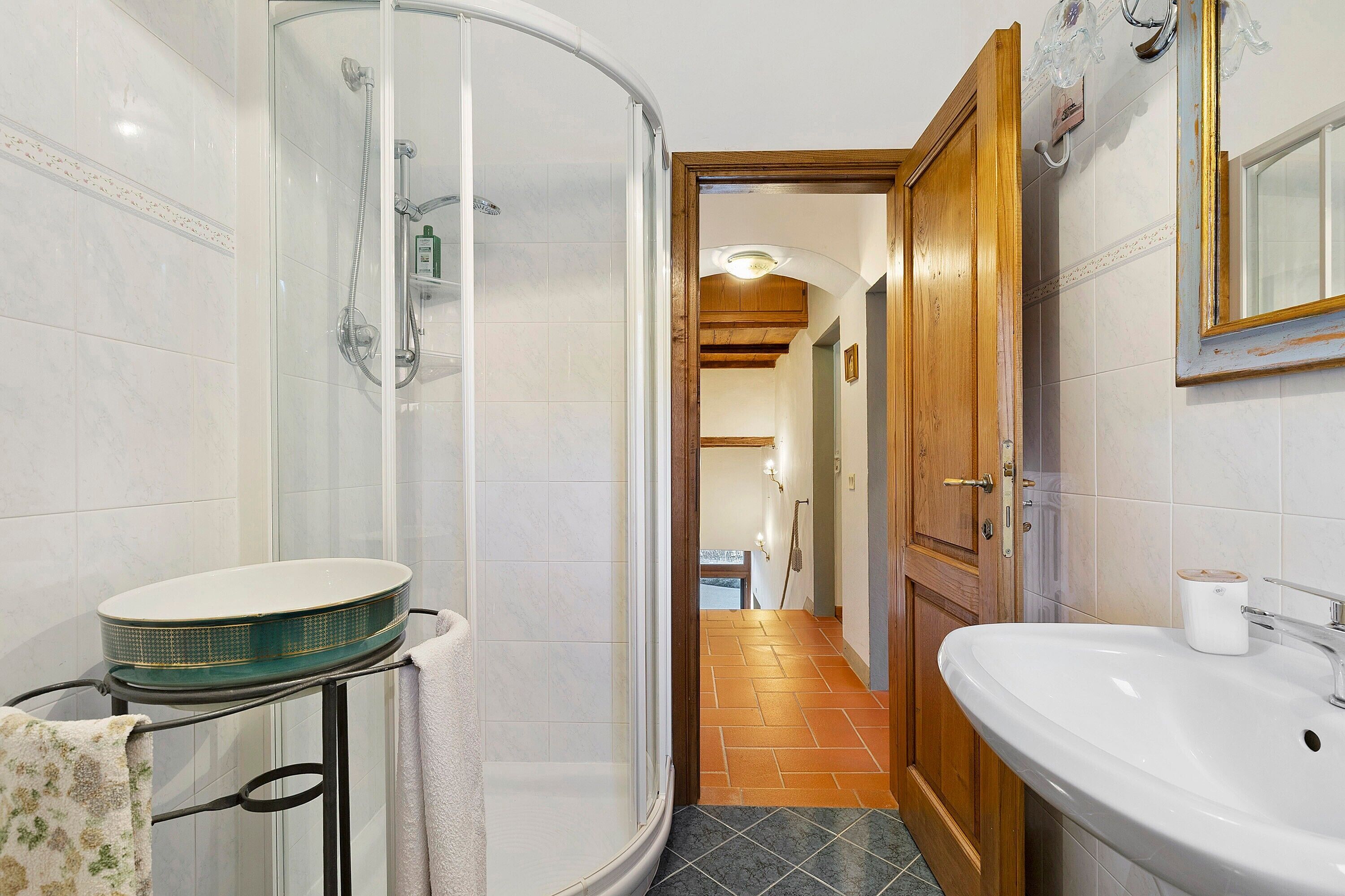 Regadera, amenidades de baño gratuitas, secadora de cabello, toallas 