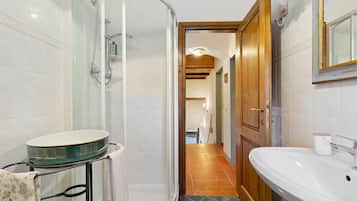 Regadera, amenidades de baño gratuitas, secadora de cabello, toallas
