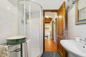 Shower, hair dryer, towels - Casa Relax in the Countryside (Pomino)