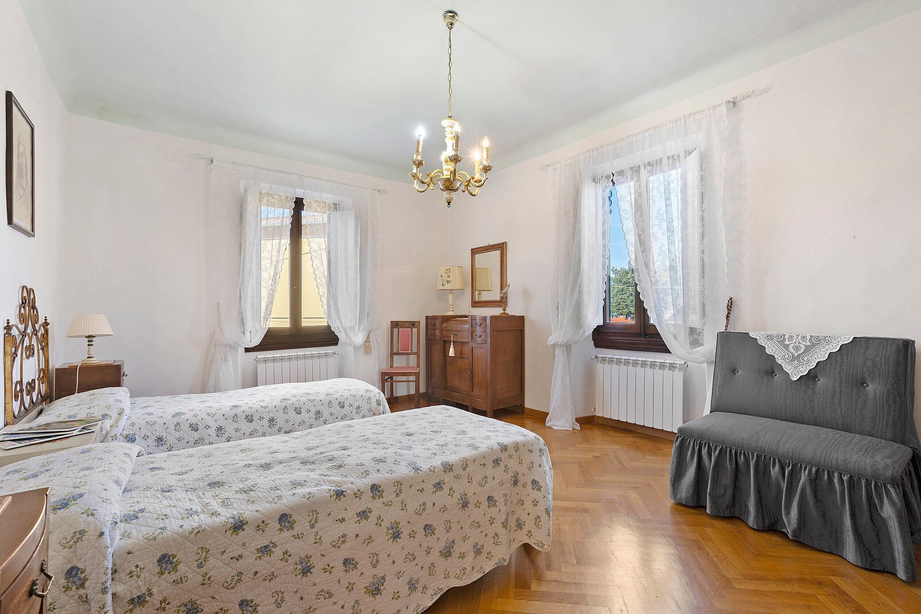 2 bedrooms, desk, iron/ironing board, WiFi