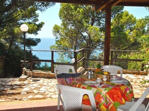 Outdoor dining - Beautiful  villa for 4 people with A/C, WIFI, TV, terrace and pets allowed (Sperlonga)