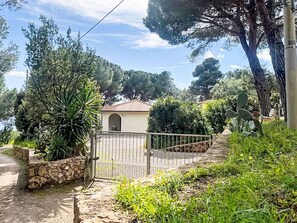 Property grounds - Lovely apartment in villa for 6 people with WIFI, A/C, TV, terrace and pets allowed (Capoliveri)