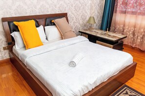 Tabla de planchar con plancha, wifi y ropa de cama 
