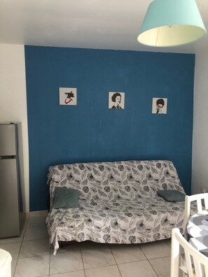 2 bedrooms, iron/ironing board, internet, bed sheets