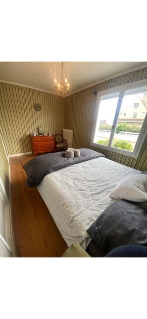 WiFi, bed sheets - Large family home 50m from the beach (Asnelles)