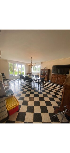 Dining - Large family home 50m from the beach (Asnelles)