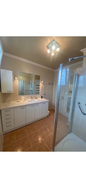 Shower, hair dryer, towels - Large family home 50m from the beach (Asnelles)