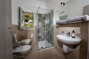 Shower, hair dryer, bidet, towels - Garden of Laurels - Villa Mendez (Sicilia)
