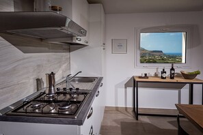 Fridge, microwave, stovetop, dishwasher - Garden of Laurels - Villa Mendez (Sicilia)