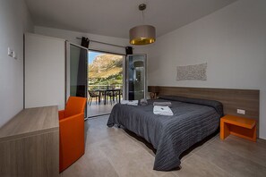 2 bedrooms, iron/ironing board, free WiFi, bed sheets - Garden of Laurels - Villa Mendez (Sicilia)