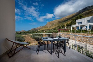 Outdoor dining - Garden of Laurels - Villa Mendez (Sicilia)