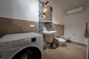 Shower, hair dryer, bidet, towels - Garden of Laurels - Villa Mendez (Sicilia)
