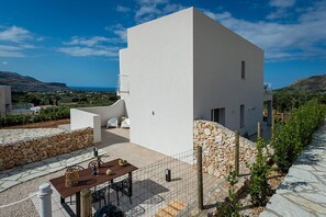 Outdoor dining - Garden of Laurels - Villa Mendez (Sicilia)