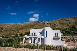 Exterior - Garden of Laurels - Villa Mendez (Sicilia)