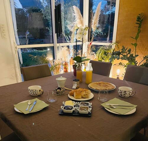 Quiet Room with Breakfast, Private Terrace, Garden & Wi-Fi in Gévezé