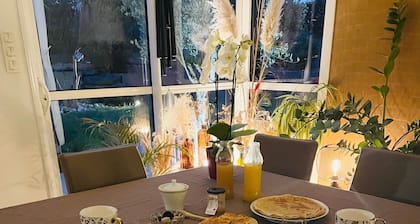 Quiet Room with Breakfast, Private Terrace, Garden & Wi-Fi in Gévezé